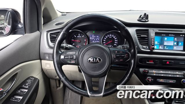 Kia Canival 9-seater Luxury — photo 1 of 20