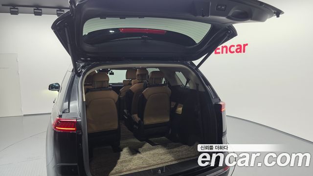 Kia Canival Diesel 9-Seater Signature — photo 1 of 20