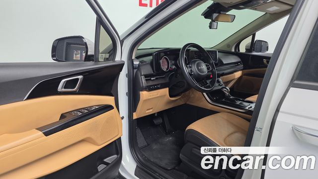 Kia Canival 9-Seater Prestige — photo 1 of 20