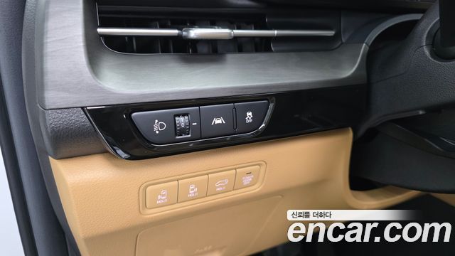 Kia Canival Diesel 9-Seater Signature — photo 1 of 21