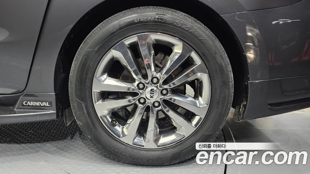 Kia Canival 7-seater Limousine — photo 1 of 30