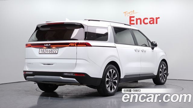 Kia Canival Diesel 9-Seater Prestige — photo 1 of 20