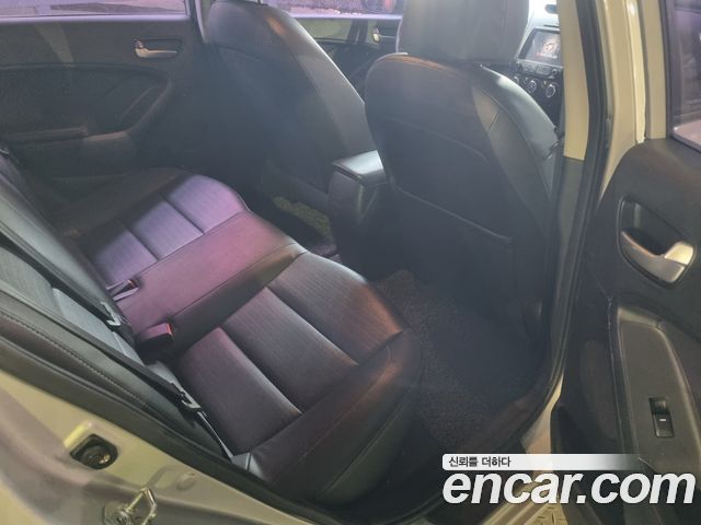 Kia K3 Deluxe — photo 1 of 20