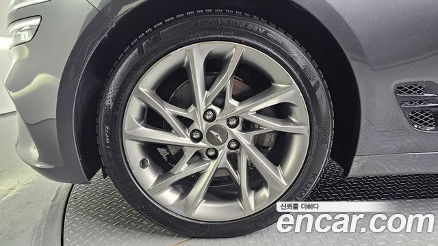 Genesis G70 Gasoline 2.0T 2WD — photo 1 of 20