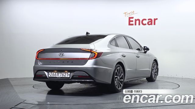 Hyundai Sonata 2.0 — photo 1 of 32