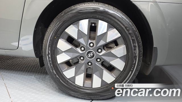 Hyundai Staria L3.5 Lounge 9-Seater — photo 1 of 36