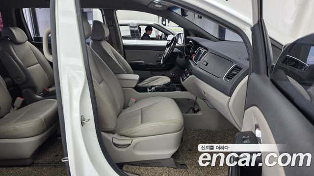 Kia Canival 9-seater Prestige — photo 1 of 33
