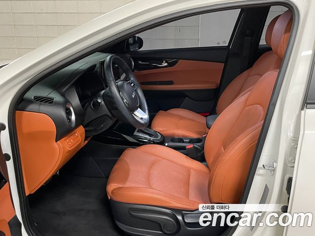 Kia K3 1.6 — photo 1 of 15