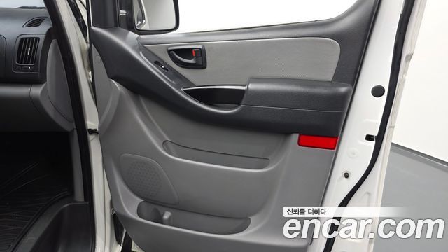 Hyundai Starex 5-Seater VAN — photo 1 of 30