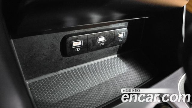 Kia Canival Gasoline 9-Seater Prestige — photo 1 of 20