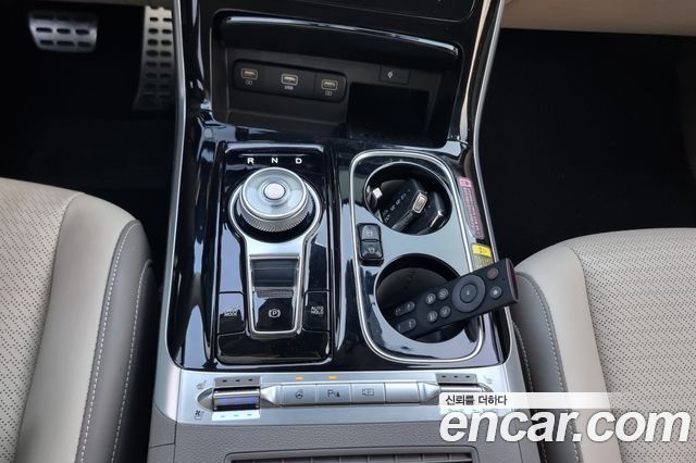 Kia Canival Gasoline 7-Seater Hi-Limousine — photo 1 of 20