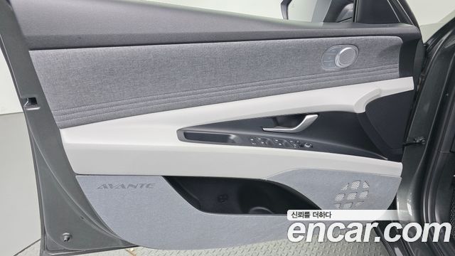 Hyundai AVANTE 1.6 — photo 1 of 31
