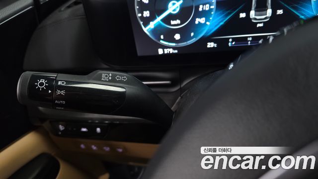 Kia Canival Diesel 9-Seater Signature — photo 1 of 32
