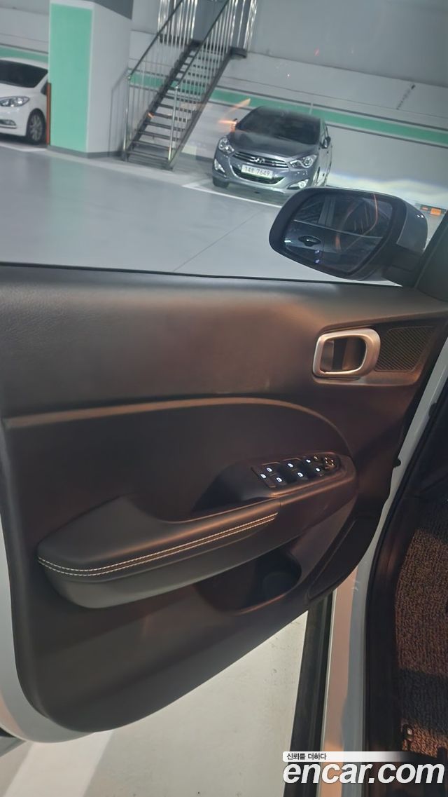 Hyundai Venue 1,6 Premium — photo 1 of 9
