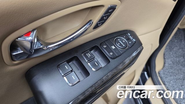 Kia Canival 9-Seater Hi-Limousine — photo 1 of 20