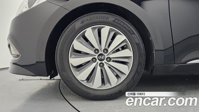 Hyundai Grandeur Premium — photo 1 of 31