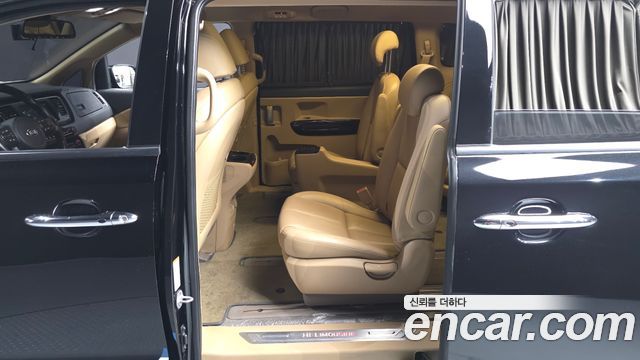 Kia Canival 9-Seater Hi-Limousine — photo 1 of 33