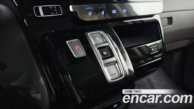 Hyundai Staria 4WD Lounge 7-Seater — photo 1 of 20