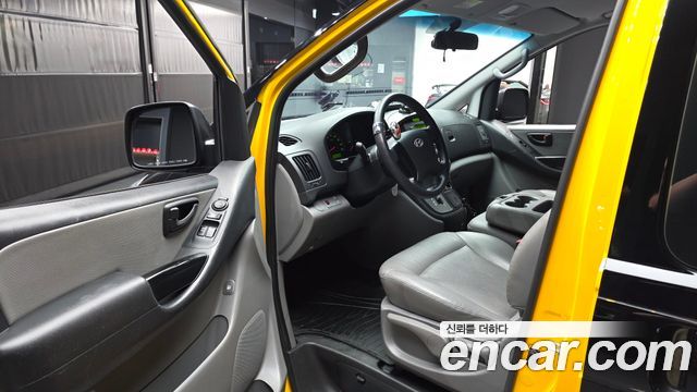 Hyundai Starex 12-Seater Wagon — photo 1 of 30