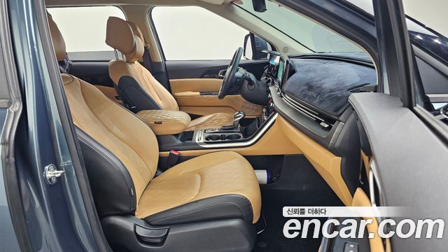 Kia Canival Diesel 11-Seater Prestige — photo 1 of 34