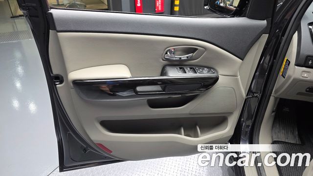 2018 Kia Canival 11-Seater Prestige, photograph 2