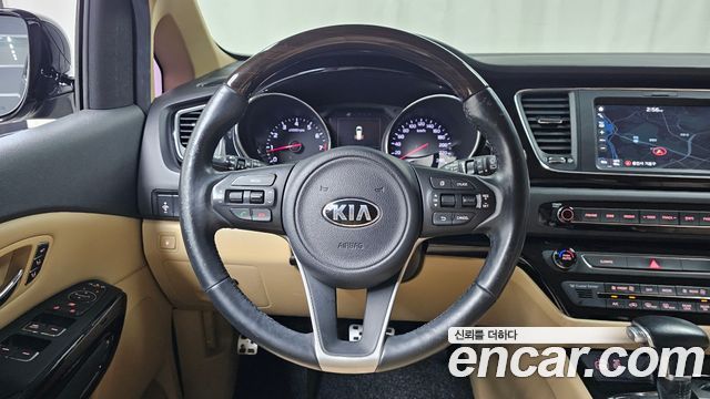 Kia Canival Gasoline 9-seater Noblesse — photo 1 of 20