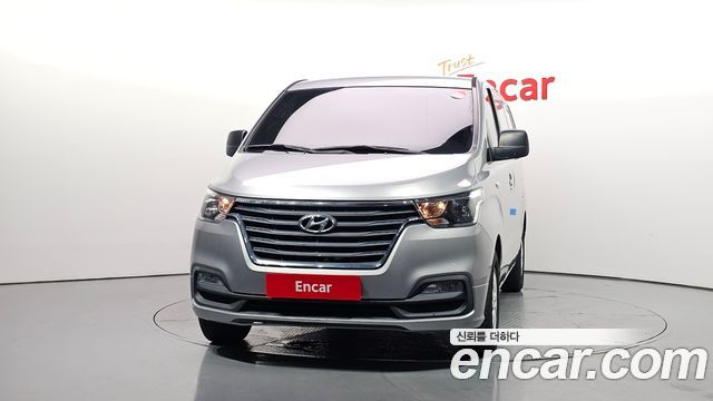 Hyundai Starex Van 3-Seater — photo 1 of 30