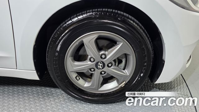 Hyundai AVANTE 1.6 GDI Smart — photo 1 of 34
