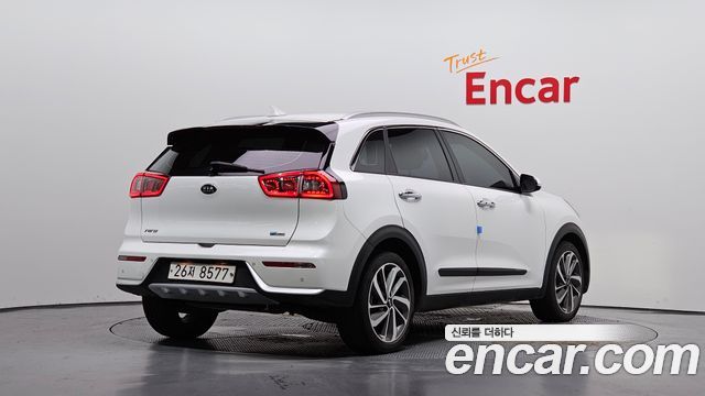 Kia Niro Prestige — photo 1 of 20