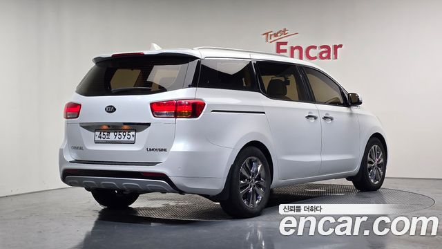 Kia Canival 7-seater Limousine — photo 1 of 30