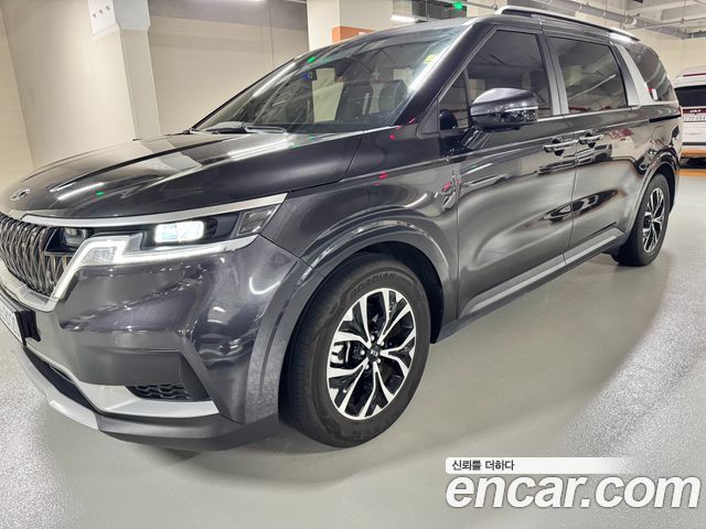 Kia Canival Diesel 9-Seater Prestige — photo 1 of 15