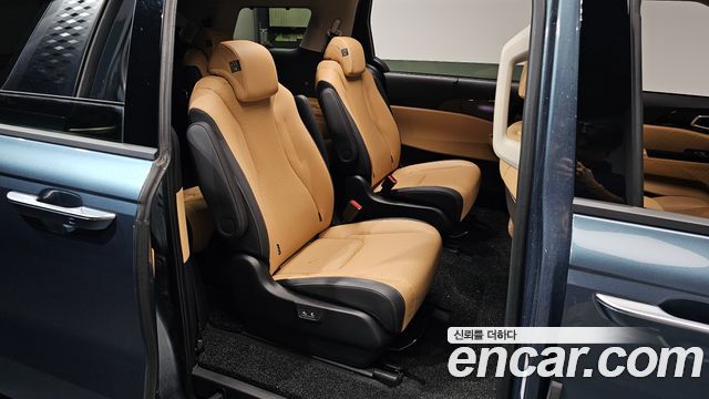Kia Canival Gasoline 9-Seater Signature — photo 1 of 36