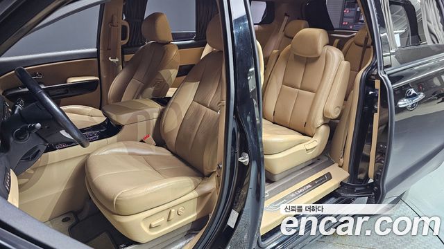 Kia Canival 9-Seater Hi-Limousine — photo 1 of 20