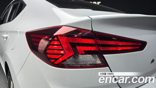 Hyundai AVANTE 1.6 — photo 1 of 32