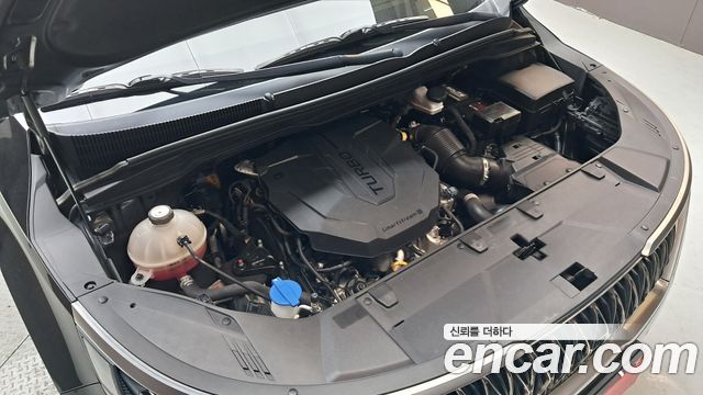 Kia Canival Diesel 9-Seater Signature — photo 1 of 37