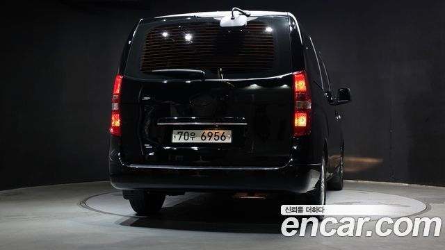 Hyundai Starex 12-Seater Wagon — photo 1 of 31