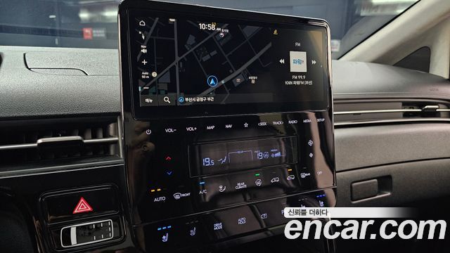 Hyundai Staria L3.5 Lounge 9-Seater — photo 1 of 32
