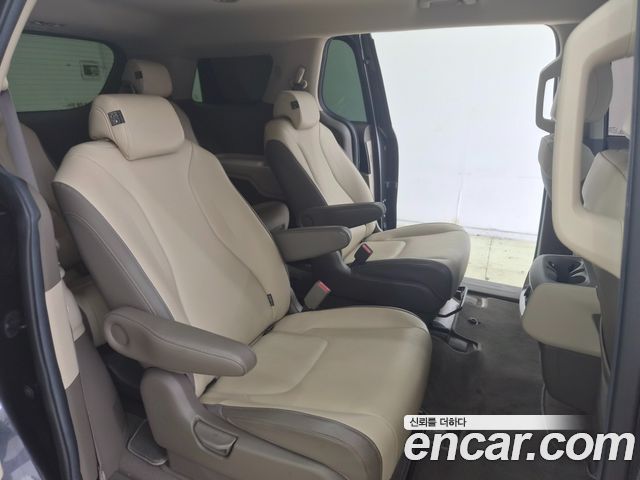 Kia Canival 9-Seater Prestige — photo 1 of 20