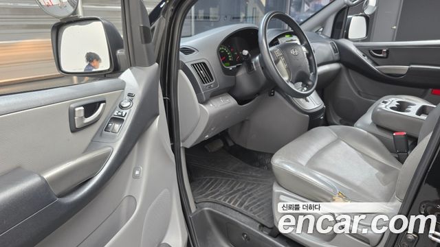 Hyundai Starex 12-Seater Wagon — photo 1 of 30
