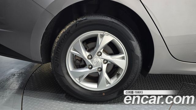 Hyundai AVANTE 1.6 — photo 1 of 30