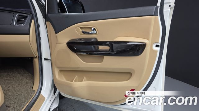 Kia Canival 9-Seater Noblesse — photo 1 of 37