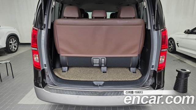 Hyundai Starex 4WD Urban 9-Seater — photo 1 of 20
