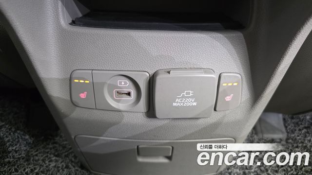 2014 Kia Canival 9-seater Prestige, photograph 1