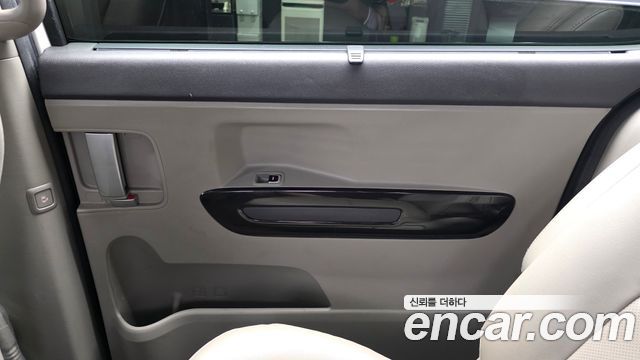 2014 Kia Canival 9-seater Prestige, photograph 2