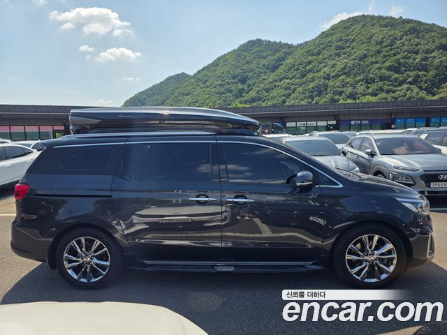 Kia Canival 9-Seater Prstige — photo 1 of 17