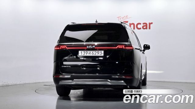 Kia Canival Gasoline 7-Seater Signature — photo 1 of 20