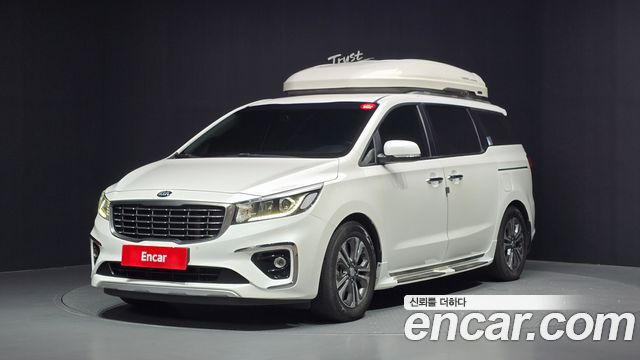 Kia Canival 9-Seater Luxury — photo 1 of 35