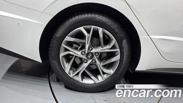 Hyundai Sonata 2.0 — photo 1 of 34