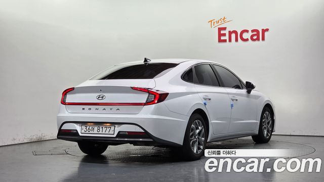 Hyundai Sonata 2.0 — photo 1 of 33