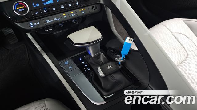 Hyundai AVANTE 1.6 — photo 1 of 20